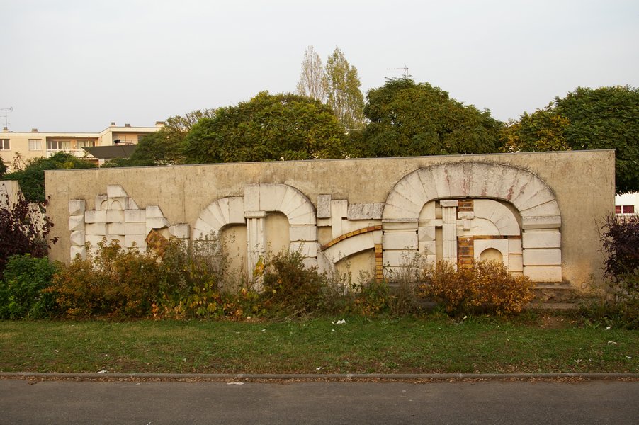 College Le Village: College - Le Village -  Mur Sculpte Bernard FOURNIALS 007